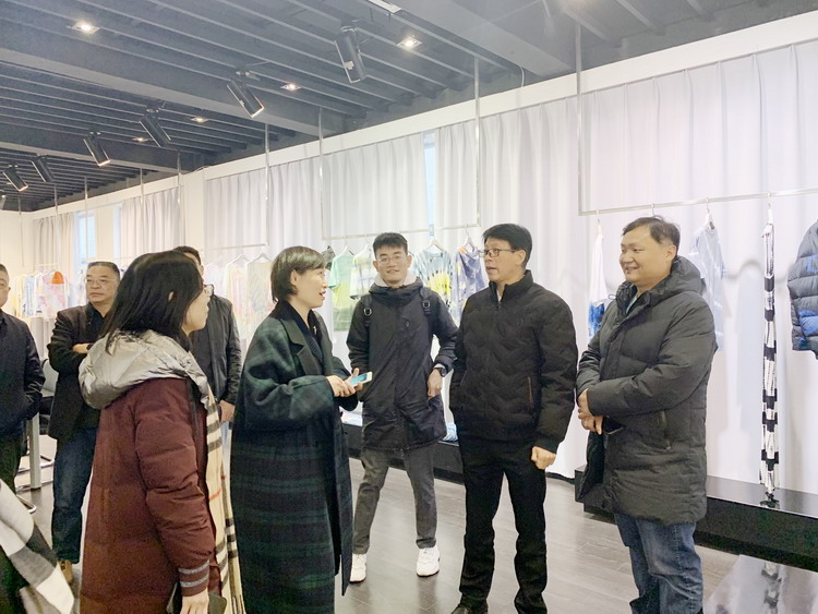 中國紡織品進(jìn)出口商會、海安市商務(wù)局領(lǐng)導(dǎo)一行來訪華藝調(diào)研.jpg